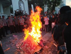 Aksi May Day Bakar Ban di Depan Kantor Gubernur Sumatera Utara Nyaris Ricuh