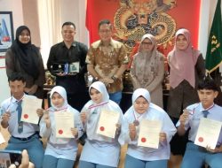 Ukir Prestasi Raih Juara Internasional, Ketua DPRD Medan Kalungkan Medali Kepada Siswa Al Ulum Terpadu