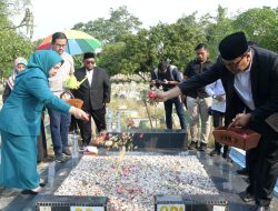 Peringati HUT ke-79 Kabupaten Deli Serdang, dr H. Asri Tambunan Ziarah ke Makam Mantan Bupati