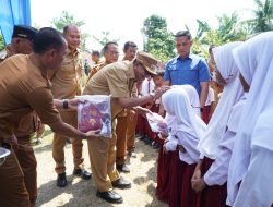Syah Afandin Salurkan 139 Ton Beras dan 180 Seragam Sekolah di Secanggang