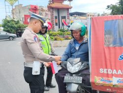 Sat Lantas Menyapa Kemerdekaan, Bagikan Bendera Merah Putih Kepada Pengguna Jalan
