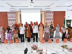 Kunjungan Kerja ke Madina, Ketua DWP Sumut Serahkan Bantuan Makanan dan Minuman Sehat untuk Balita dan Ibu Hamil