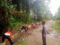 Gelar Gotong-royong, Desa Makmur: Wujudkan Lingkungan Bersih, Nyaman dan Sehat