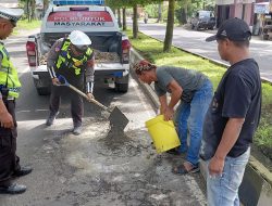 Peduli Keselamatan Pengguna Jalan, Personel Sat Lantas Polres Langkat Tambal Jalan Berlubang