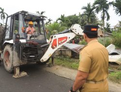 Akan Dibangun Sekolah Rakyat, Petugas Gabungan Tertibkan Bangunan Liar di Medan Tuntungan