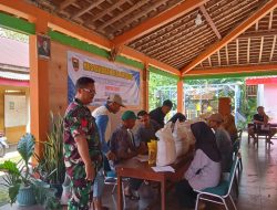 Babinsa Simo Kawal Ketat Penyaluran Bantuan Pangan di Desa Sumber