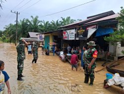 Prajurit Kodim 0212/Tapsel Bantu Evakuasi Korban Banjir Dan Tanah Longsor Diwilayah Tabagsel