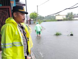 Polsek Tanjung Pura Lakukan Monitoring dan Pengamanan di Sejumlah Wilayah yang Terendam Banjir