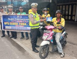 Bhabinkamtibmas Polsek Siantar Selatan Sosialisasi Ops Zebra Toba 2025 kepada Ojol di Jalan Gereja