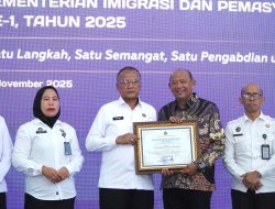 Bupati Syah Afandin Terima Penghargaan pada Hari Bhakti Kemen Imigrasi dan Kemasyarakatan
