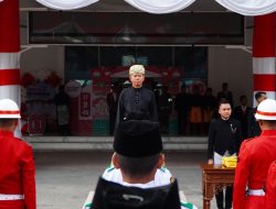 Sekda Amril Serahkan Duplikat Bendera Pusaka ke Paskibra Langkat