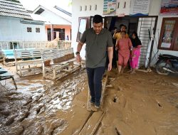 Bobby Nasution Terobos Daerah Banjir dan Longsor Parah di Tapteng, Salurkan Bantuan Logistik, Air Bersih dan Internet