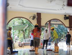 Prihatin Terdampak Banjir, Rico Waas Bantu Perbaikan Masjid Muslimin
