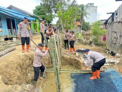 Brimob Polda Sumut Terus Perbaiki Tanggul Jebol di Tanjung Pura, Danyon: Utamakan Kepentingan Masyarakat
