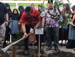 Ketua DPRD Medan Bersama Anak Yatim Menanam Pohon Untuk Menjaga Alam Pertiwi