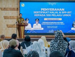 Perluas Pasar UMKM Medan, Rico Waas Serahkan Sertifikasi Halal pada 100 UMKM