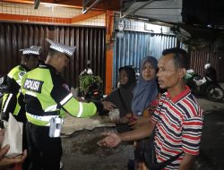 Semangat Ramadhan, Polres Langkat Bersama Jajaran Bagikan 100 Nasi Sahur