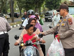 Polres Langkat Berbagi Takjil kepada Masyarakat di Hari ke-20 Ramadhan