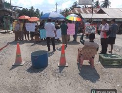 Belasan Tahun Jalan Berlubang, Masyarakat Bahorok Blokir Akses Jalan Menuju Bukit Lawang