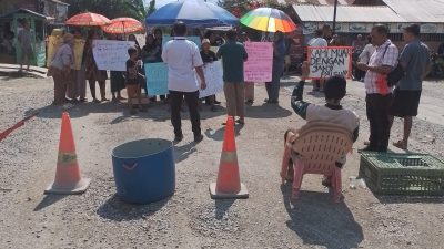 Belasan Tahun Jalan Berlubang, Masyarakat Bahorok Blokir Akses Jalan Menuju Bukit Lawang