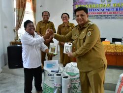 Bupati Samosir Serahkan Bantuan Bibit Pengembangan Cabai dan Bawang Merah