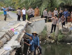 Kapolres Langkat Tinjau Renovasi Jembatan Merah Putih Sang Bhayangkara di Secanggang