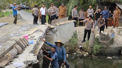 Kapolres Langkat Tinjau Renovasi Jembatan Merah Putih Sang Bhayangkara di Secanggang