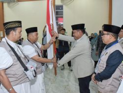 Lom Lom Suwondo Lepas Jemaah Haji Kloter 15 Menuju Tanah Suci