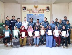 Kepala KSOP Kelas IV Pangkalan Susu Serahkan E-Pas Kecil ke Nelayan