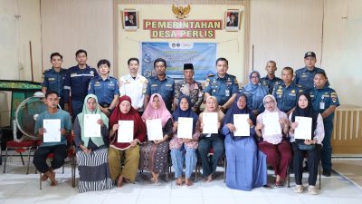 Kepala KSOP Kelas IV Pangkalan Susu Serahkan E-Pas Kecil ke Nelayan