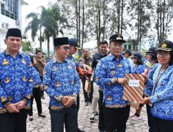 Wabup Samosir Serahkan SK Pensiun 40 PNS, Tekankan Pengabdian dan Kekompakan ASN