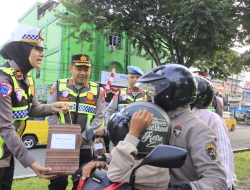 Kapolres Langkat Beri Bingkisan untuk Pegendara yang Tertib Berlalu Lintas