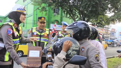 Kapolres Langkat Beri Bingkisan untuk Pegendara yang Tertib Berlalu Lintas