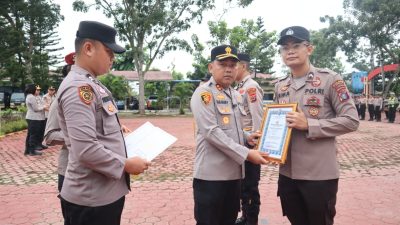 Pimpin Apel Pagi, Kapolres Langkat Beri Penghargaan kepada Personel Berprestasi