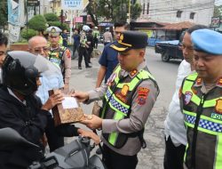 Pengendara yang Tertib Berlalu Lintas Dapat Bingkisan dari Kapolres Langkat