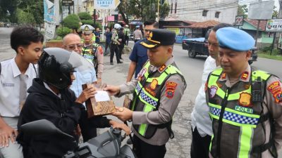 Pengendara yang Tertib Berlalu Lintas Dapat Bingkisan dari Kapolres Langkat