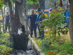 Rico Waas Kerahkan Jajaran Gotong Royong Bersihkan Parit Jalan Taduan dari Sedimentasi Tebal