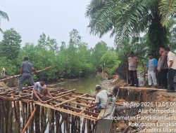 Pastikan Pembangunan Berjalan, Polsek Pangkalan Susu Monitoring Jembatan Merah Putih