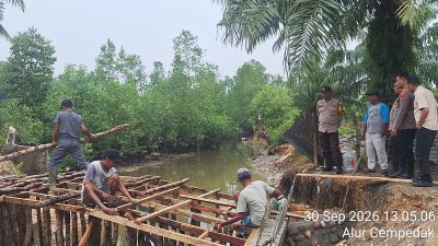 Pastikan Pembangunan Berjalan, Polsek Pangkalan Susu Monitoring Jembatan Merah Putih