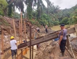 Pastikan Pembangunan Berjalan, Polsek Salapian Monitoring Jembatan Merah Putih