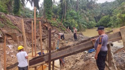 Pastikan Pembangunan Berjalan, Polsek Salapian Monitoring Jembatan Merah Putih