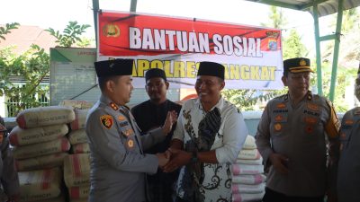 Kapolres Langkat Gelar Jum’at Keliling, Salurkan 100 Sak Semen dan Ajak Masyarakat Tangkal Hoaks