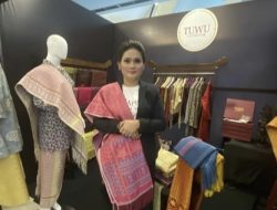 Raminalai Dakhi Bawa Keindahan dan Filosofi Songket Nias ke London hingga New York