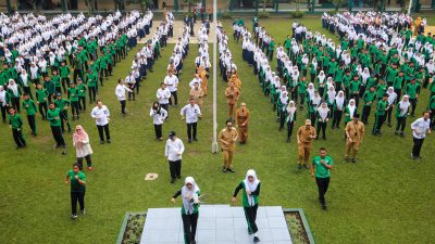 Semangat Anak Indonesia Hebat Menggema di SMPN 1 Medan, Mendikdasmen Abdul Mu’ti dan Rico Waas Senam Bersama Siswa